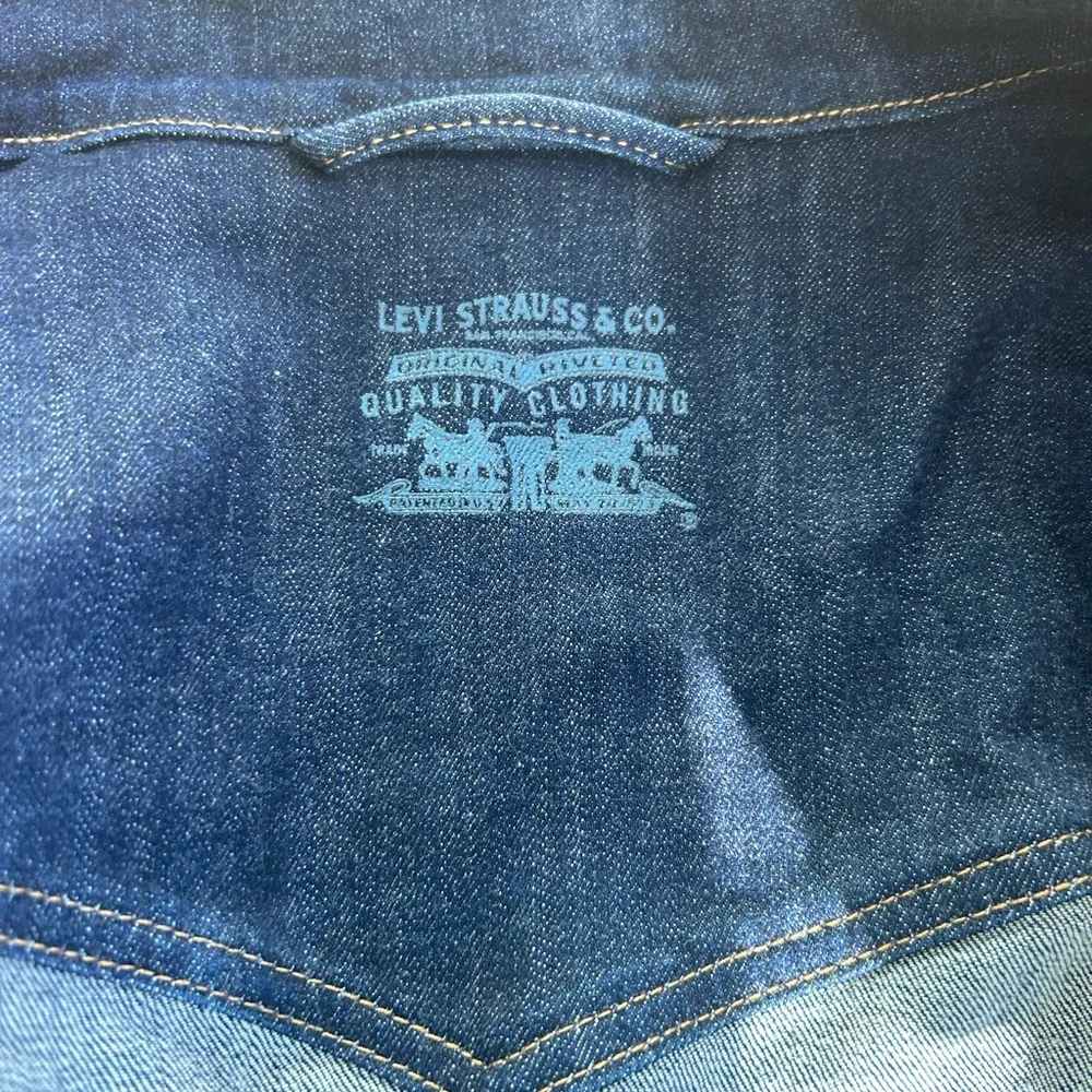 Levi's Women's Studded Denim‎ Trucker Jacket Size M Dark Wash Indigo 77075